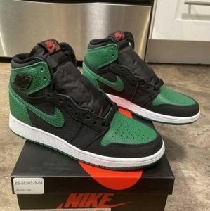 Retro Nike Air Jordan "PineGreen" 1s